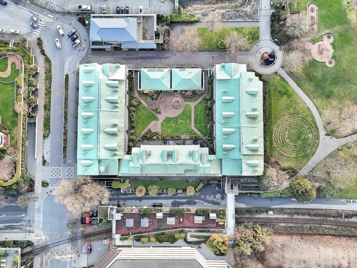 Playground / Recreational Area Near 1306 33 Chesterfield Place, North Vancouver, BC