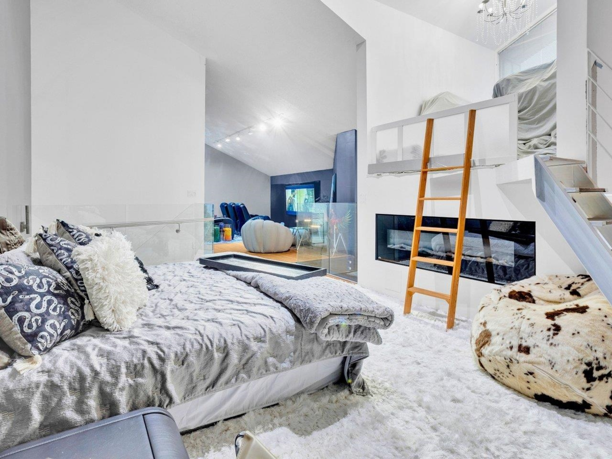 Powder Room Photo of 1306 33 Chesterfield Place, North Vancouver, BC