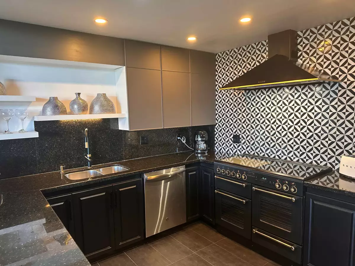 Primary Bathroom Photo of 1306 33 Chesterfield Place, North Vancouver, BC