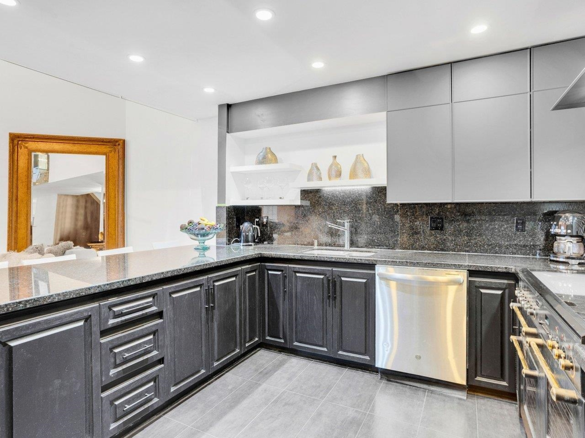 Staircase Photo of 1306 33 Chesterfield Place, North Vancouver, BC