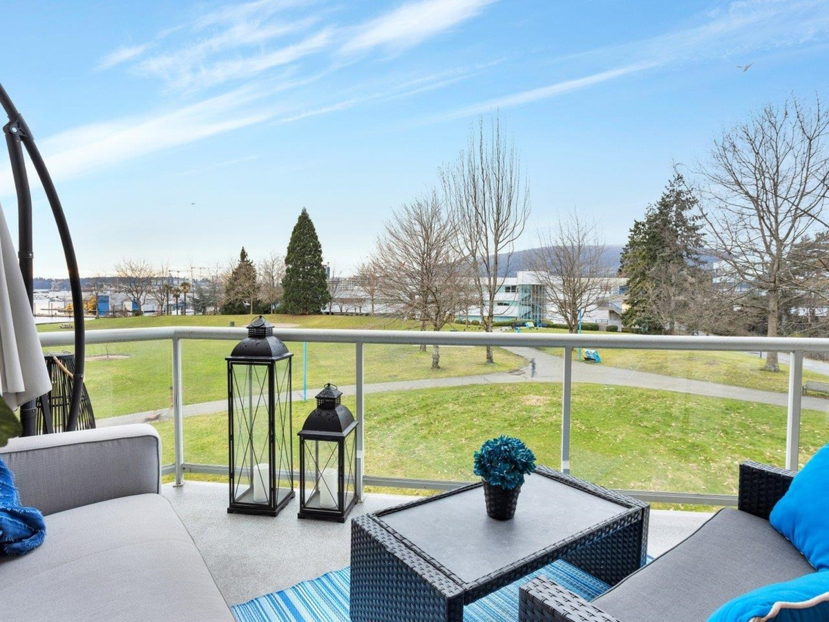 Swimming Pool Photo of 1306 33 Chesterfield Place, North Vancouver, BC