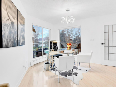 Breakfast Nook Photo of 1306 33 Chesterfield Place, North Vancouver, BC