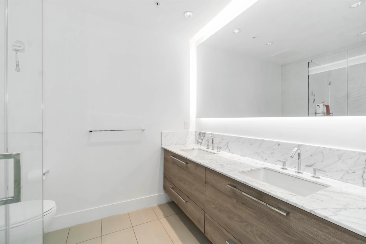 Entry Foyer Photo of 402 7388 Kingsway, Burnaby, BC