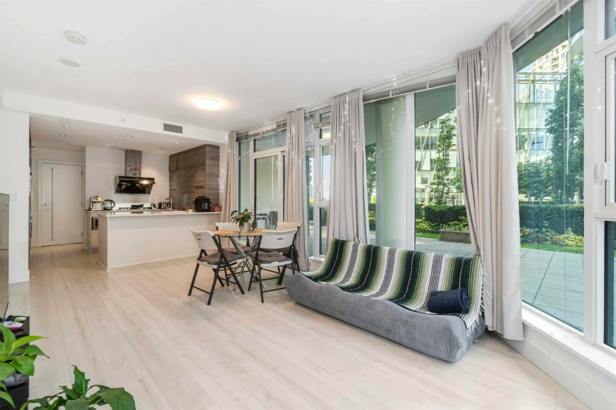 Hot Tub / Spa Photo of 402 7388 Kingsway, Burnaby, BC