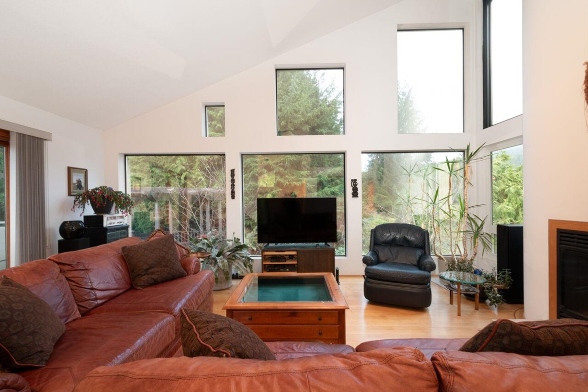 Breakfast Nook Photo of 1605 Lockehaven Road, North Vancouver, BC