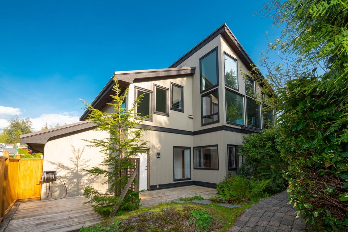 Dining Area Photo of 1605 Lockehaven Road, North Vancouver, BC