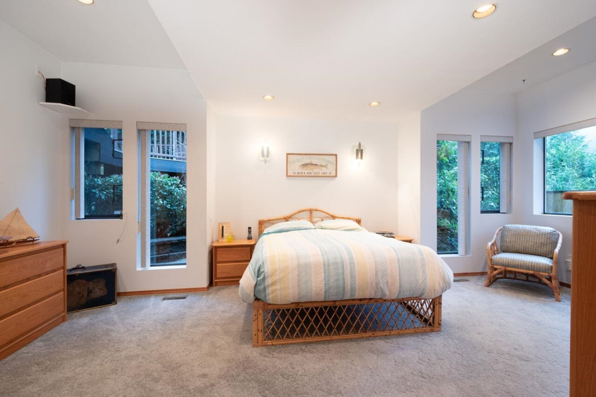 Guest Bathroom Photo of 1605 Lockehaven Road, North Vancouver, BC