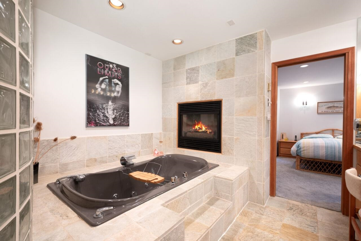 Office / Den Photo of 1605 Lockehaven Road, North Vancouver, BC