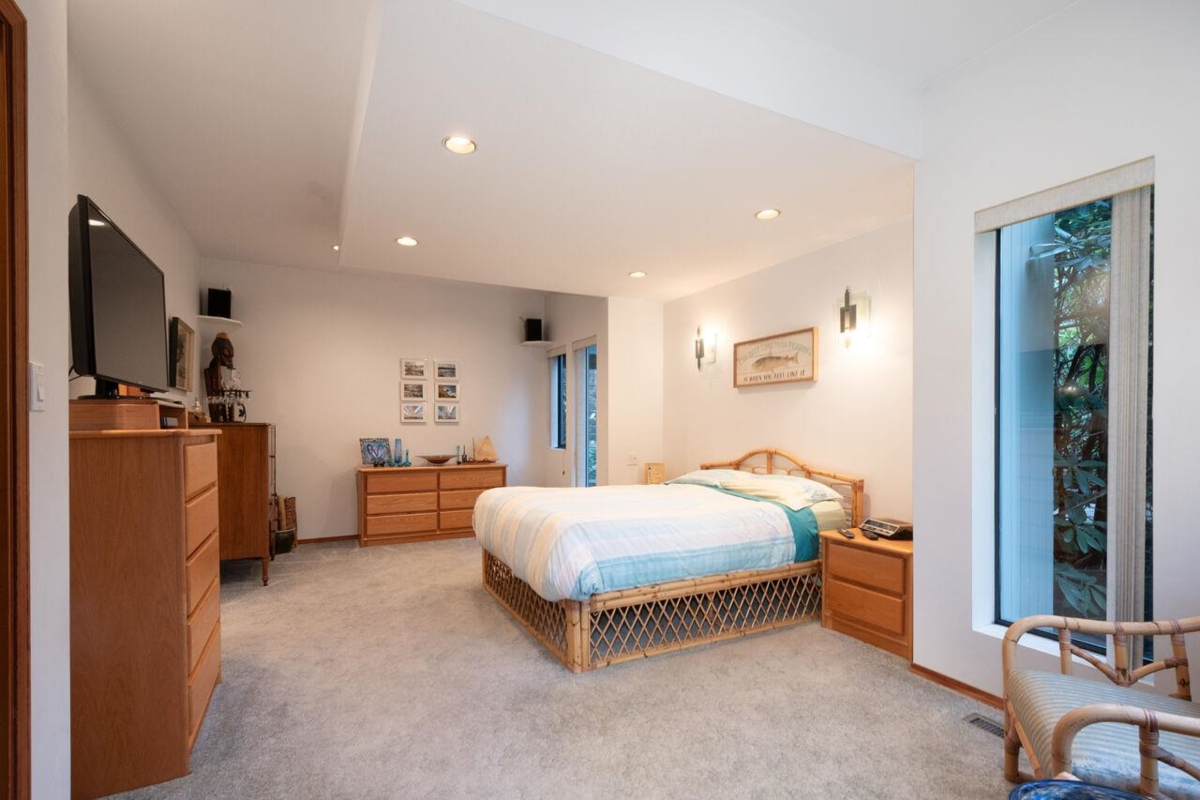 Powder Room Photo of 1605 Lockehaven Road, North Vancouver, BC