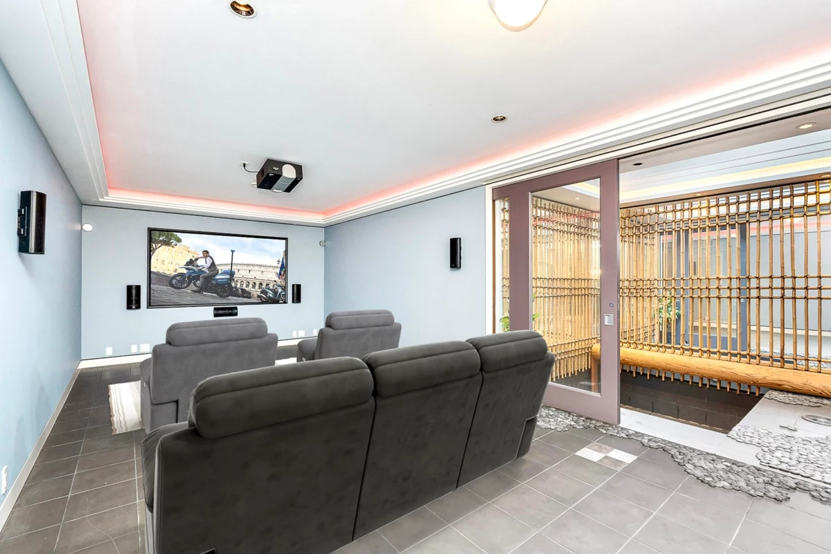 Backyard Photo of 687 Beachview Drive, North Vancouver, BC