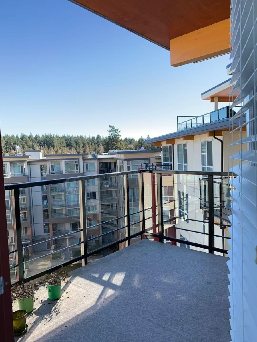 Walk-In Closet Photo of PH9 3581 Ross Drive, Vancouver, BC