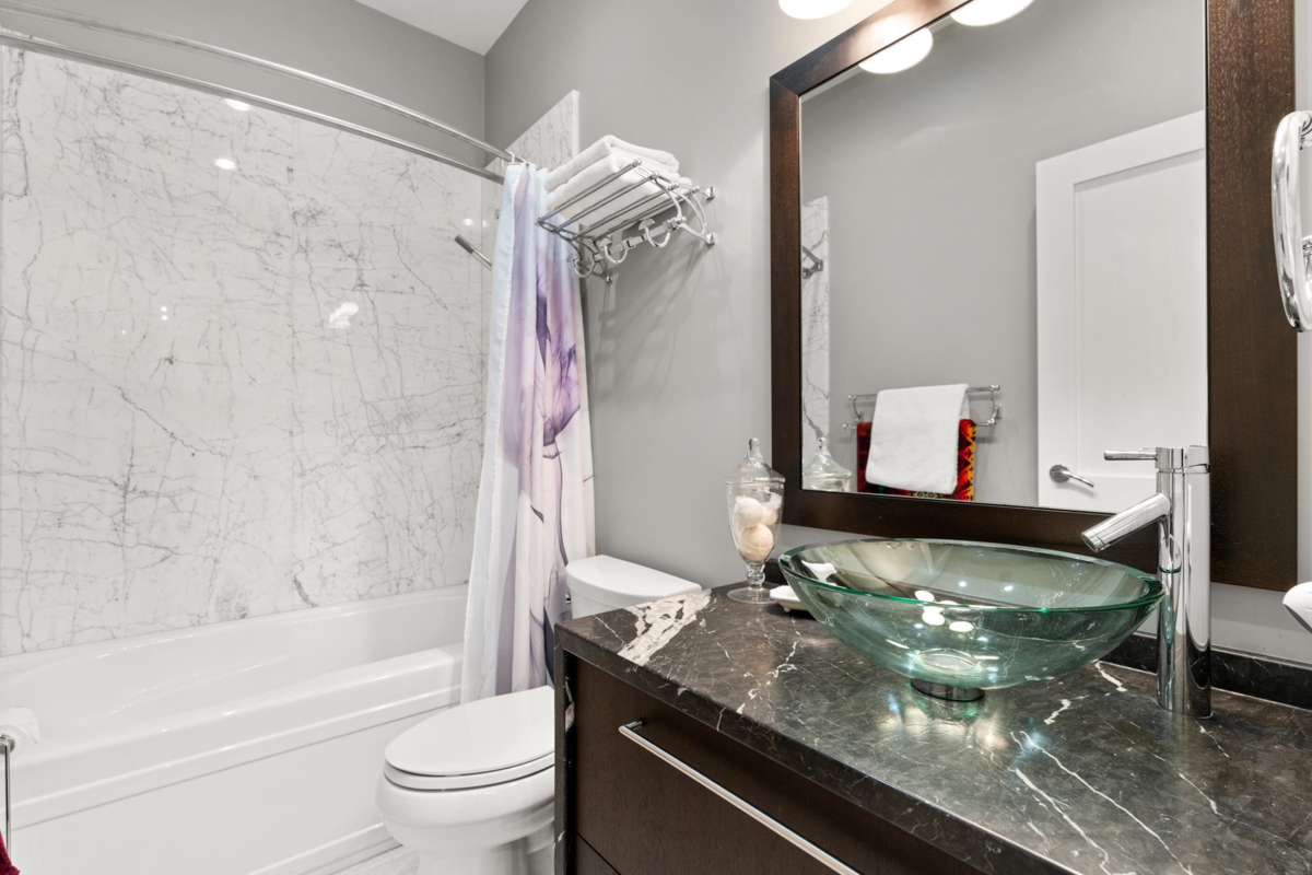 Kitchen Island Photo of 15461 18th Avenue, Surrey, BC