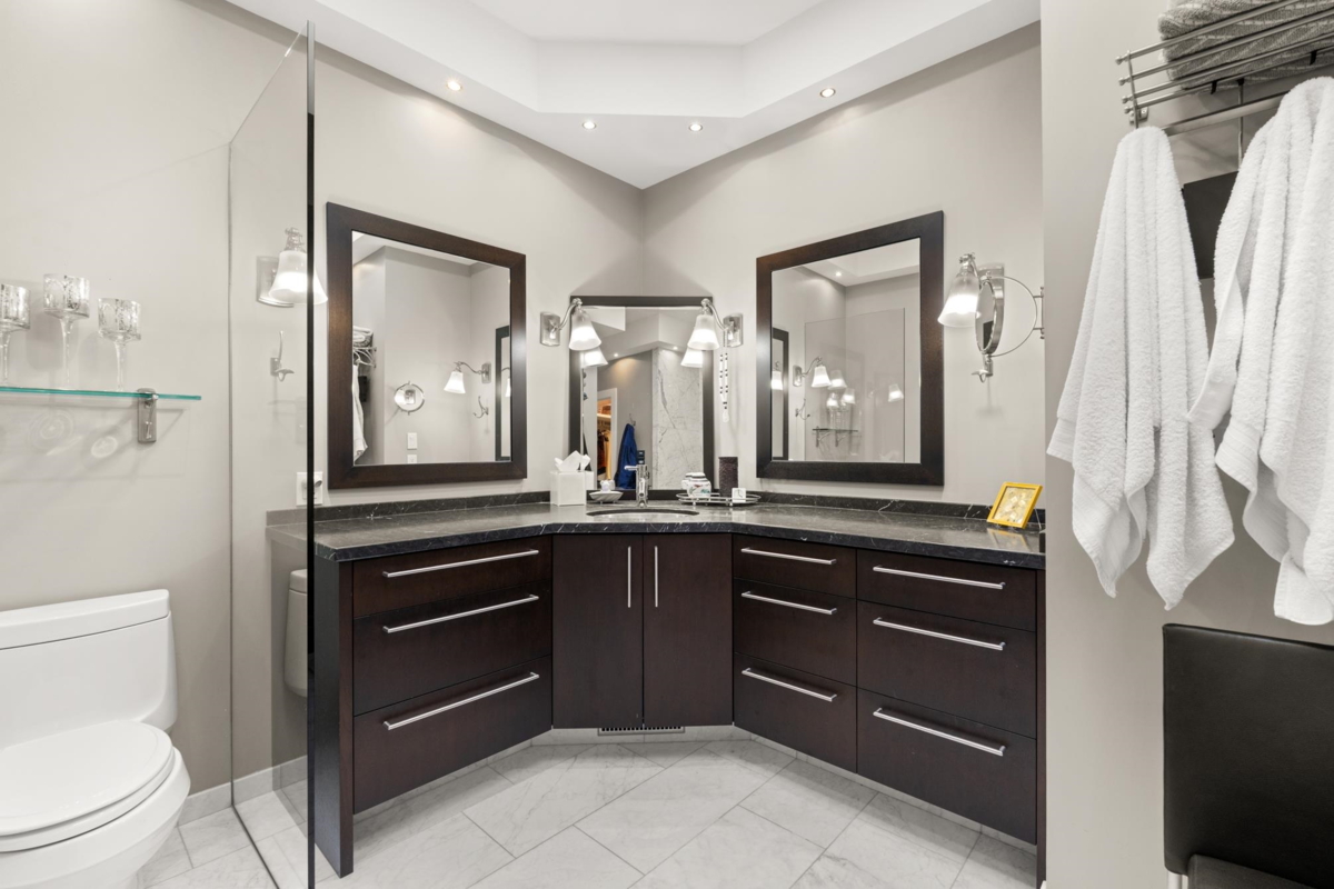 Walk-In Closet Photo of 15461 18th Avenue, Surrey, BC