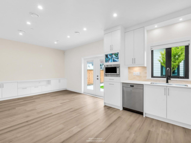 Primary Bathroom Photo of 2 4257 Knight Street, Vancouver, BC