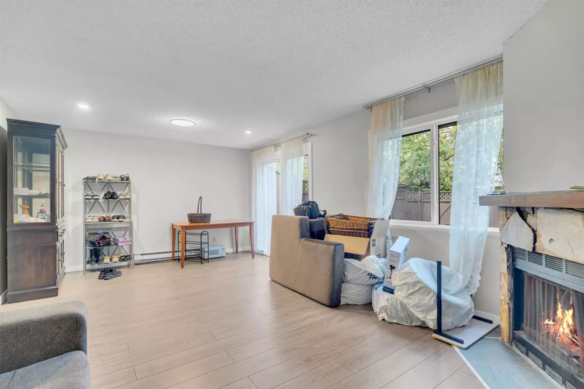 Living Room Photo of 13335 70b Avenue, Surrey, BC