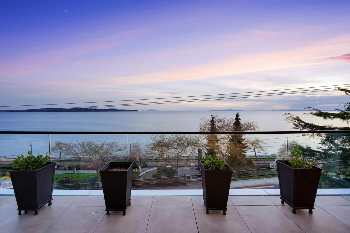 Family Room Photo of 15377 Marine Drive, White Rock, BC