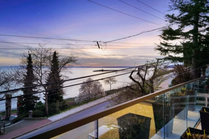 Breakfast Nook Photo of 15377 Marine Drive, White Rock, BC