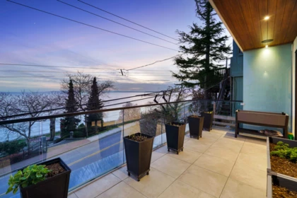Kitchen Island Photo of 15377 Marine Drive, White Rock, BC