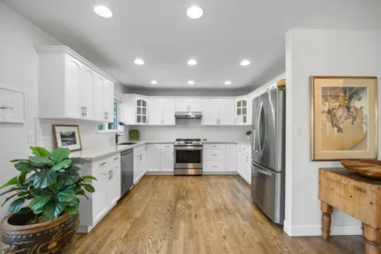 Kitchen Island Photo of 321 Chestnut Avenue, Harrison Hot Springs, BC