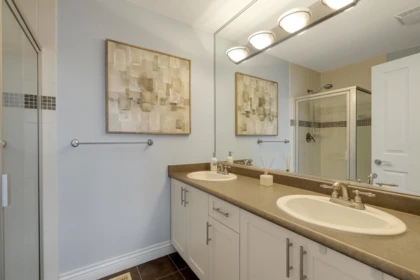 Hallway Photo of 18 19330 69 Avenue, Surrey, BC