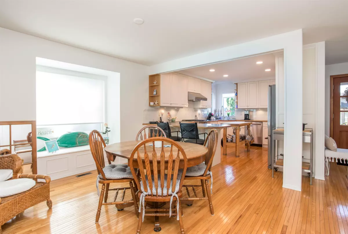 Dining Area Photo of 980 164 Street, White Rock, BC