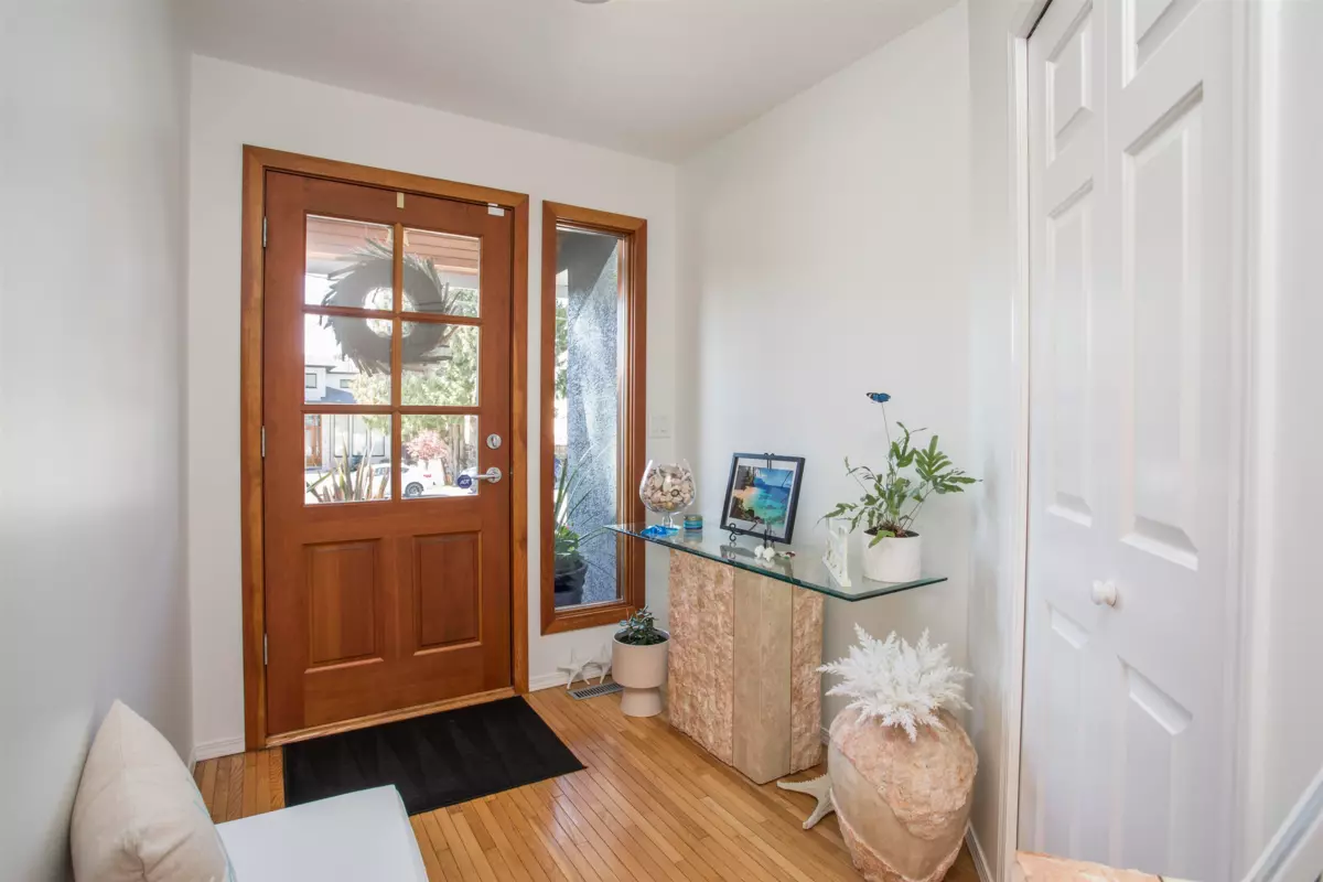 Family Room Photo of 980 164 Street, White Rock, BC