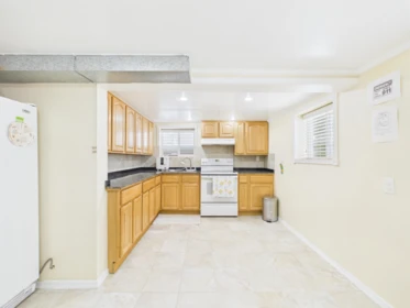 Hallway Photo of 1115 Dublin Street, New Westminster, BC