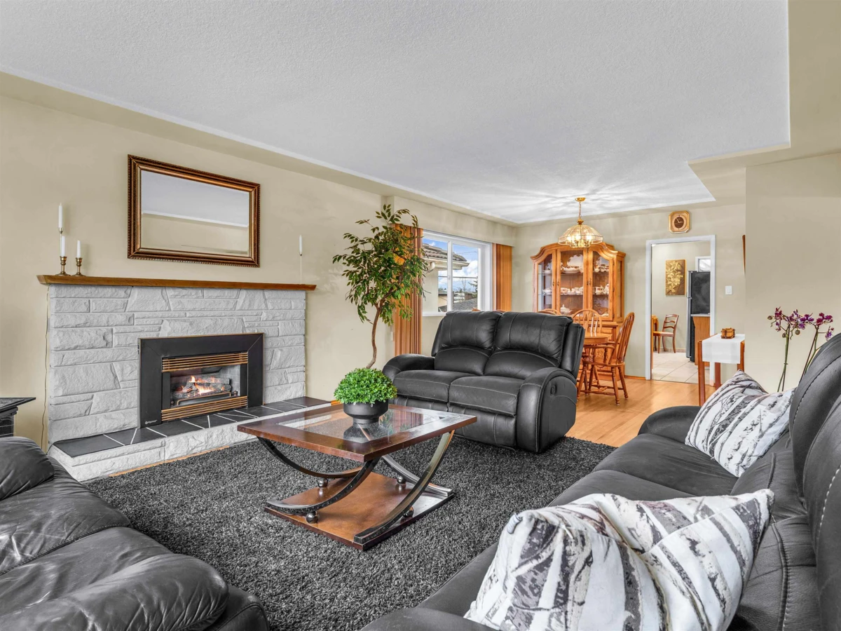 Living Room Photo of 3031 E 16th Avenue, Vancouver, BC