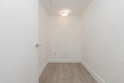 Hallway Photo of 807 2435 Kingsway, Vancouver, BC