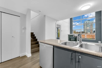 Kitchen Photo of 319 418 E Broadway, Vancouver, BC