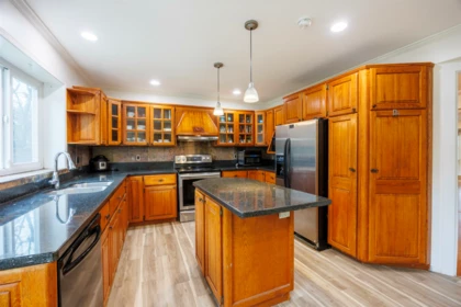 Kitchen Photo of 10333 167 Street, Surrey, BC
