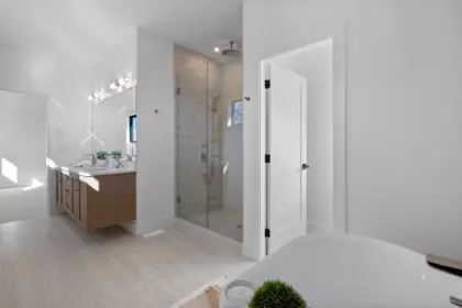 Hallway Photo of 16243 10 Avenue, Surrey, BC