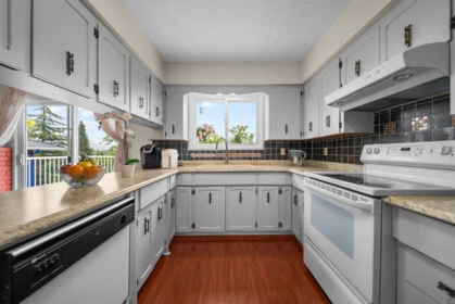 Guest Bathroom Photo of 35382 Rockwell Drive, Abbotsford, BC