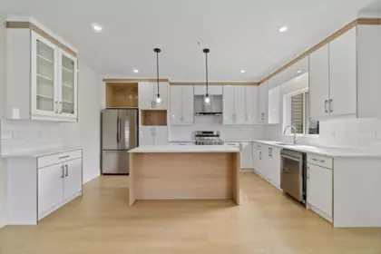 Kitchen Island Photo of 32546 HIGGINBOTTOM COURT, Mission BC V2V 2T7