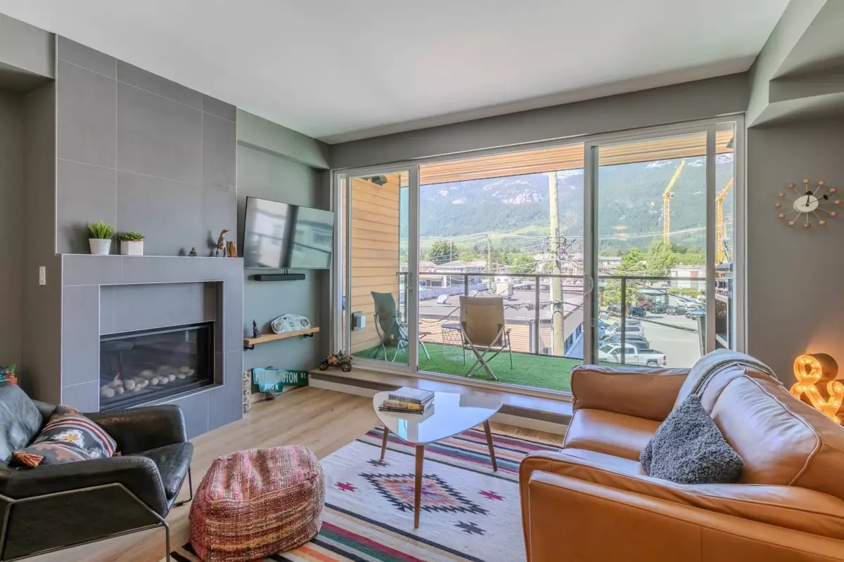 Living Room Photo of 303 38165 Cleveland Avenue, Squamish, BC
