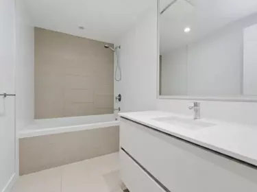 Walk-In Closet Photo of 3903 4670 ASSEMBLY WAY, Burnaby BC V5H 0H3