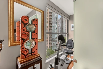 Entry Foyer Photo of 1005 1000 Beach Avenue, Vancouver, BC