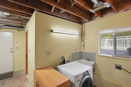 Mudroom Photo of 17569 60 Avenue, Surrey, BC