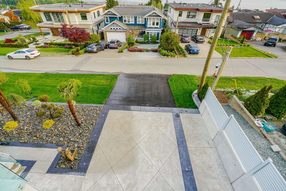 Living Room Photo of 15729 Cliff Avenue, White Rock, BC