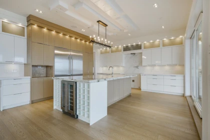 Kitchen Island Photo of 15729 Cliff Avenue, White Rock, BC