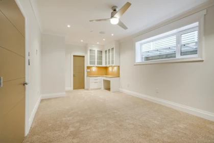 Laundry Room Photo of 15729 Cliff Avenue, White Rock, BC