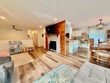 5607 Wakefield Road, Sechelt, BC, Sechelt — Single Family Residence for sale