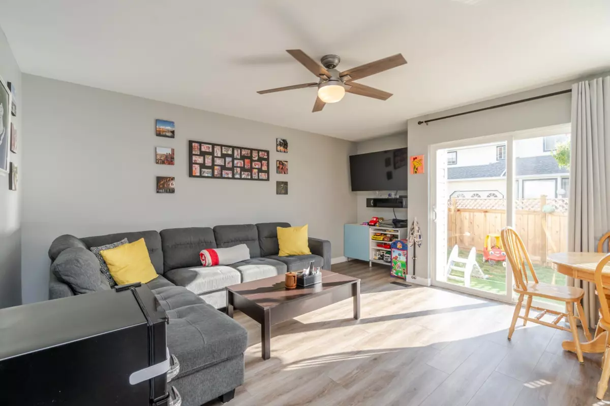 Family Room Photo of 2 45640 Storey Avenue, Chilliwack, BC
