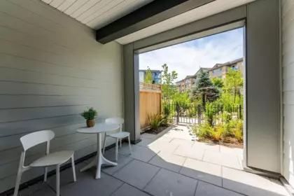 Entry Foyer Photo of 124 13788 76 Avenue, Surrey, BC