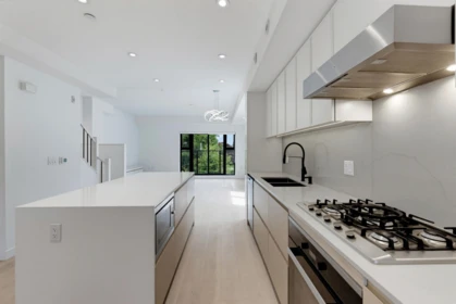 Kitchen Island Photo of 18 520 W 28th Avenue, Vancouver, BC
