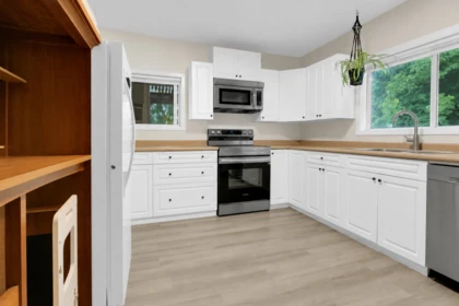 Guest Bathroom Photo of 34397 Dewdney Trunk Road, Mission, BC