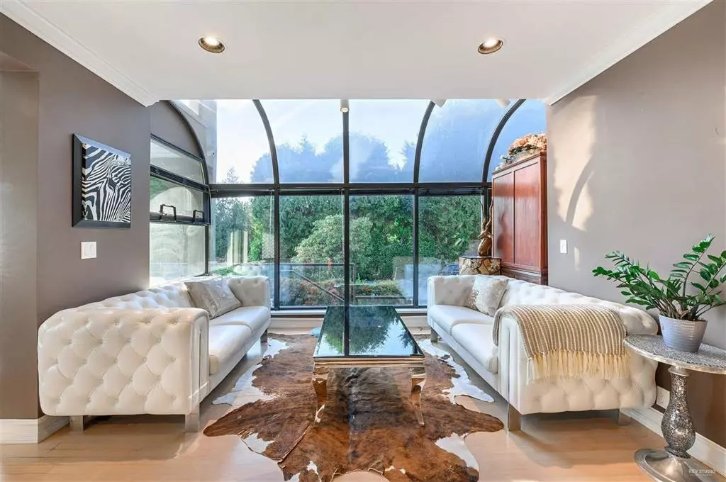 Living Room Photo of 2975 Marine Drive, West Vancouver, BC