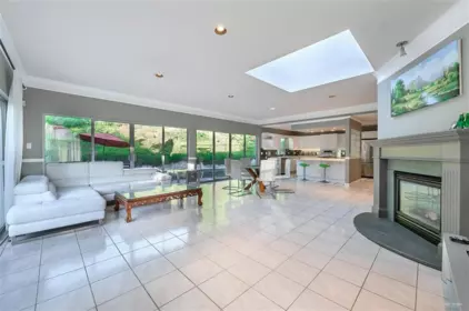 Kitchen Island Photo of 2975 Marine Drive, West Vancouver, BC