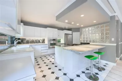 Kitchen Photo of 2975 Marine Drive, West Vancouver, BC