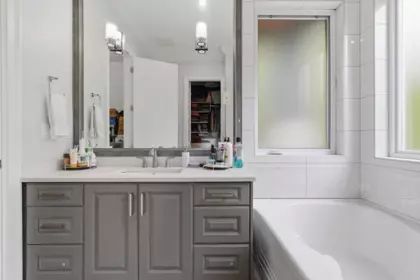 Mudroom Photo of 17108 4 Avenue, Surrey, BC